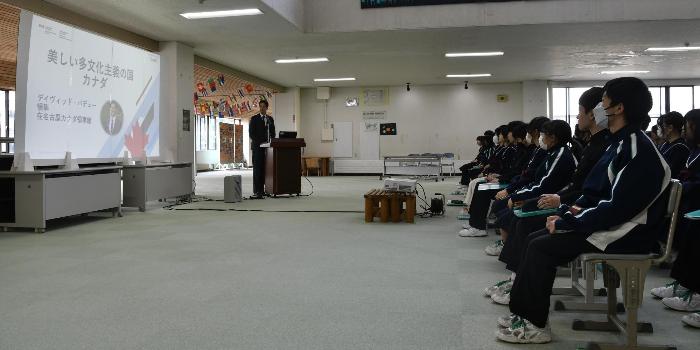 カナダ領事のお話を聞く生徒たち
