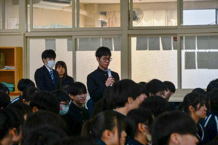 カナダ領事へ質問をする生徒