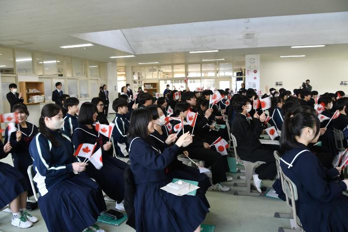 カナダと日本の国旗をもつ生徒たち