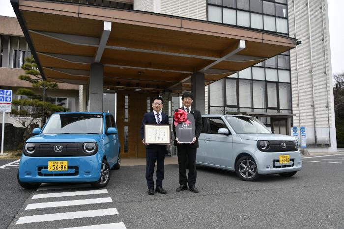 寄贈されたN-ONEと記念写真を撮る様子