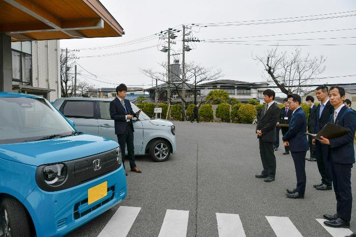 寄贈いただいた自動車の説明を受ける様子