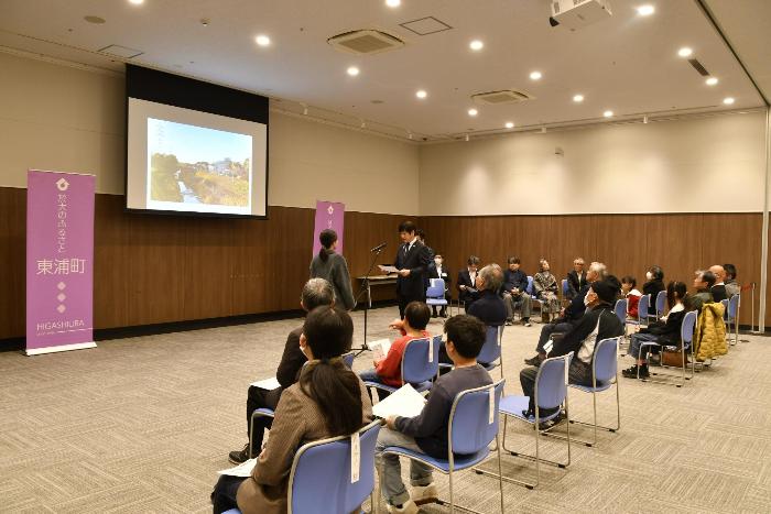 表彰状を受ける受賞者