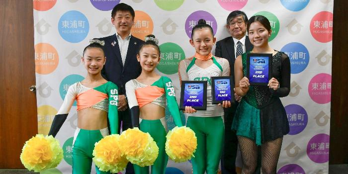 町長、教育長と写真をとる中山さん、葛谷さん、関戸さん、酒井さん