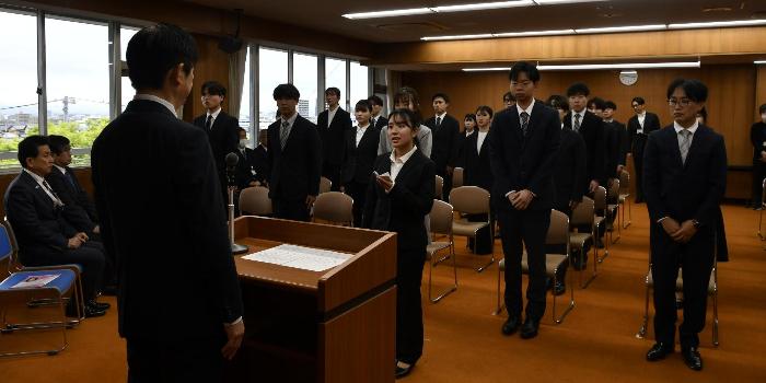 新規採用職員辞令交付式の様子