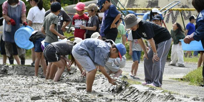畔塗りに取り組む児童たち