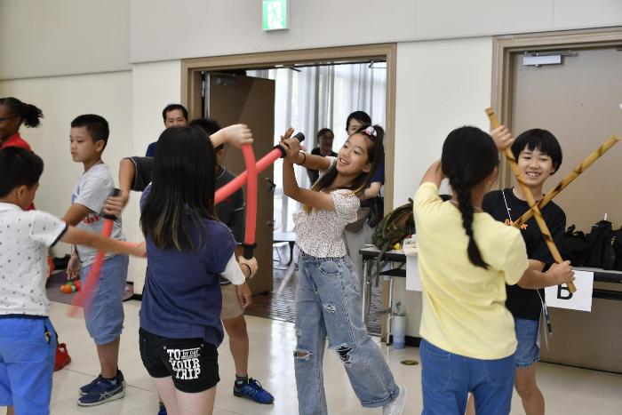 世界のブースで遊ぶ子どもたち