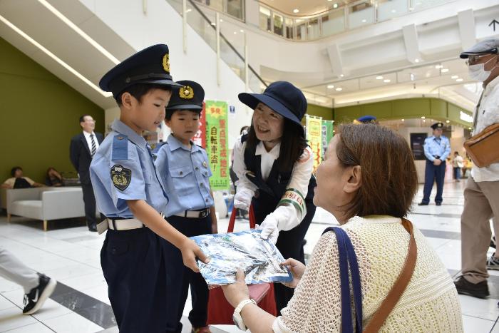 来場者へ啓発品を手渡しする様子