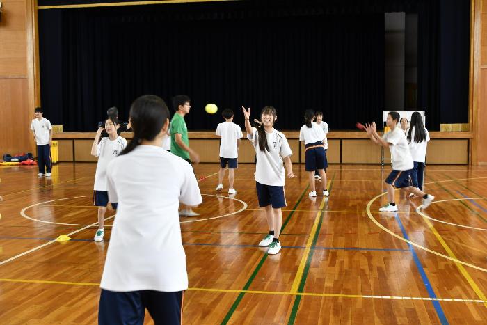 ボールを投げる練習をする生徒たち