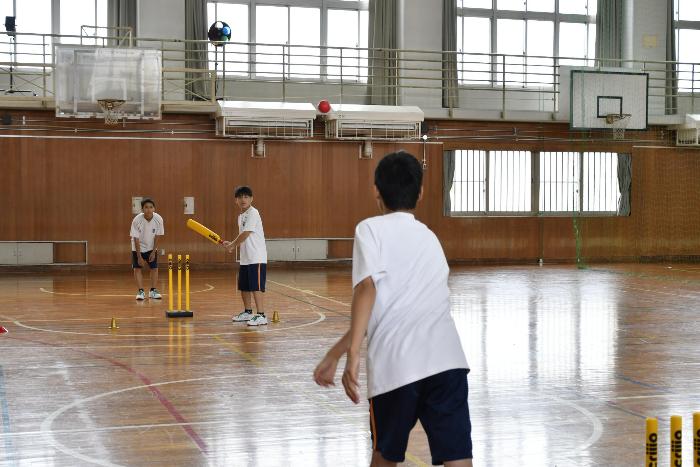 ボールを投げる生徒と打とうと構える生徒
