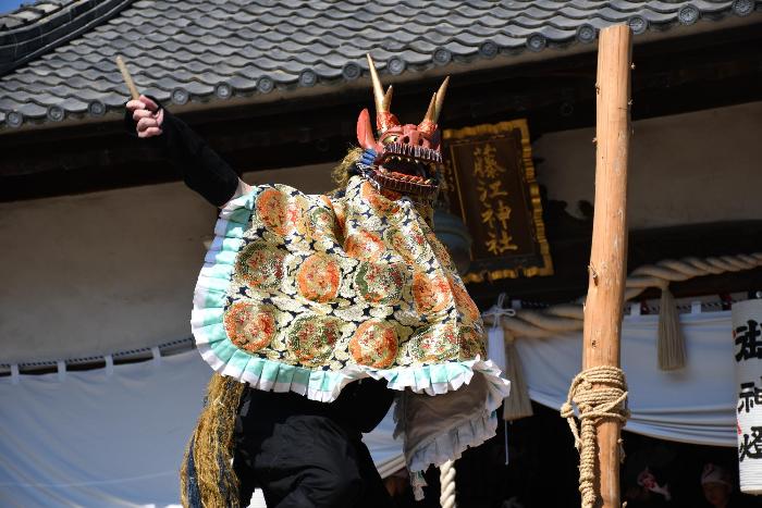 太鼓を鳴らしながら踊る獅子舞