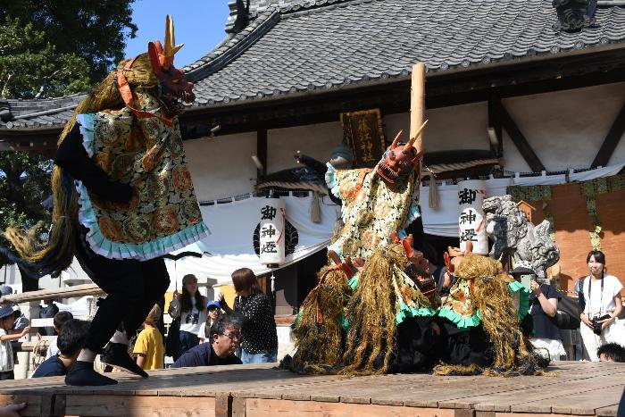 小さな獅子舞を囲んで踊る様子
