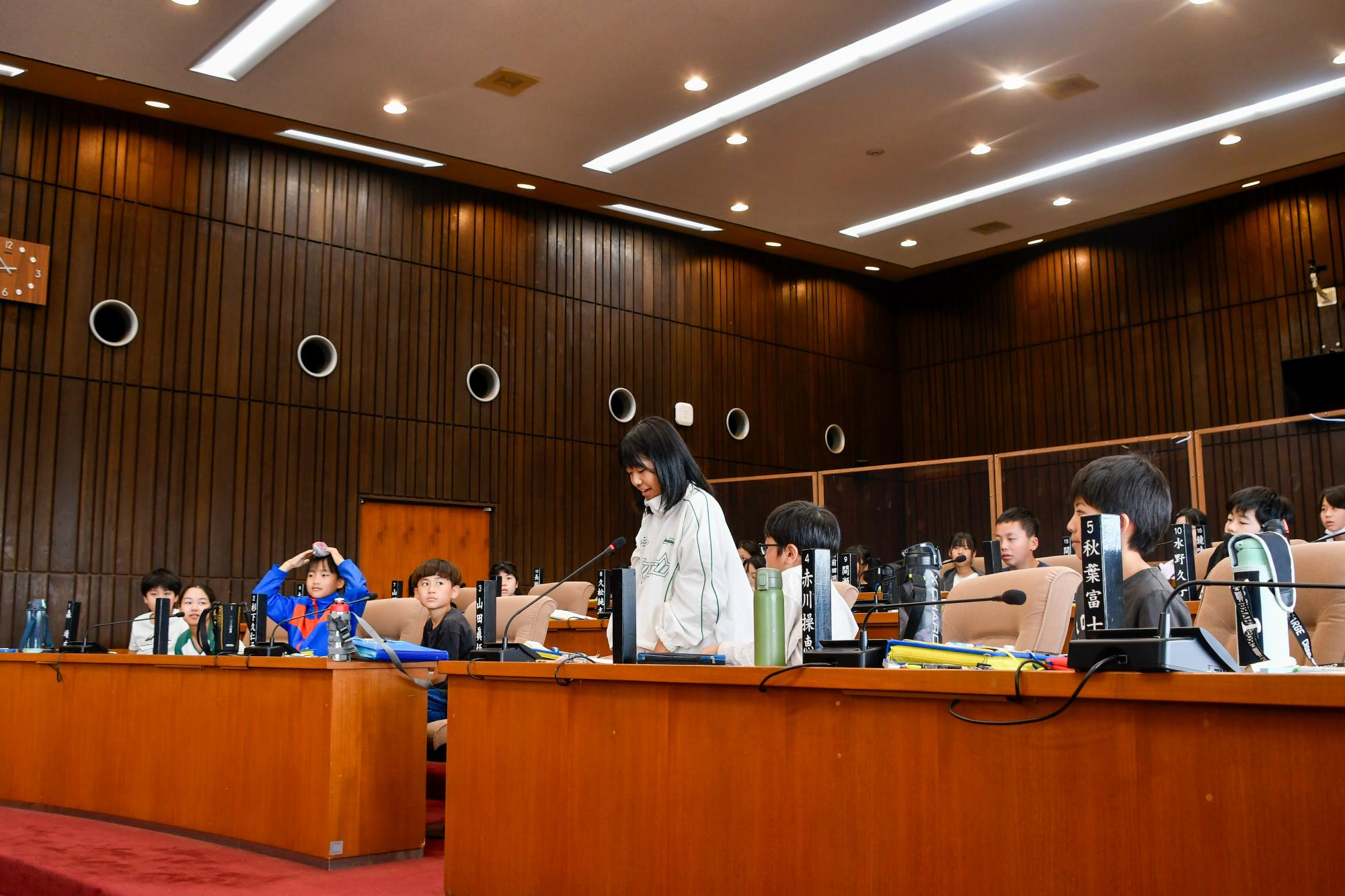 議場で議会を疑似体験する児童