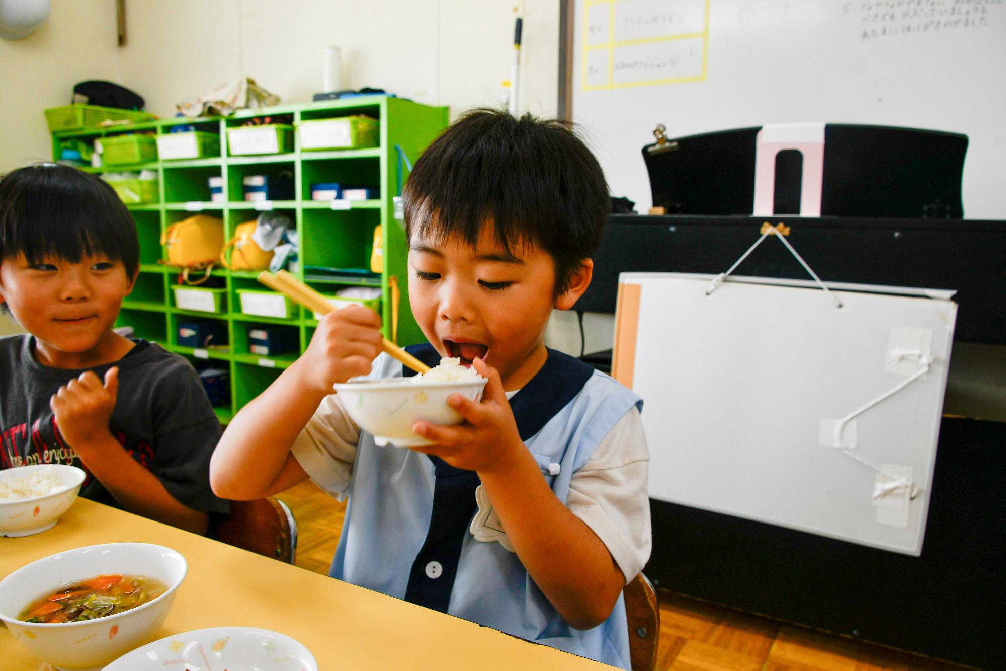 収穫米を食べる園児