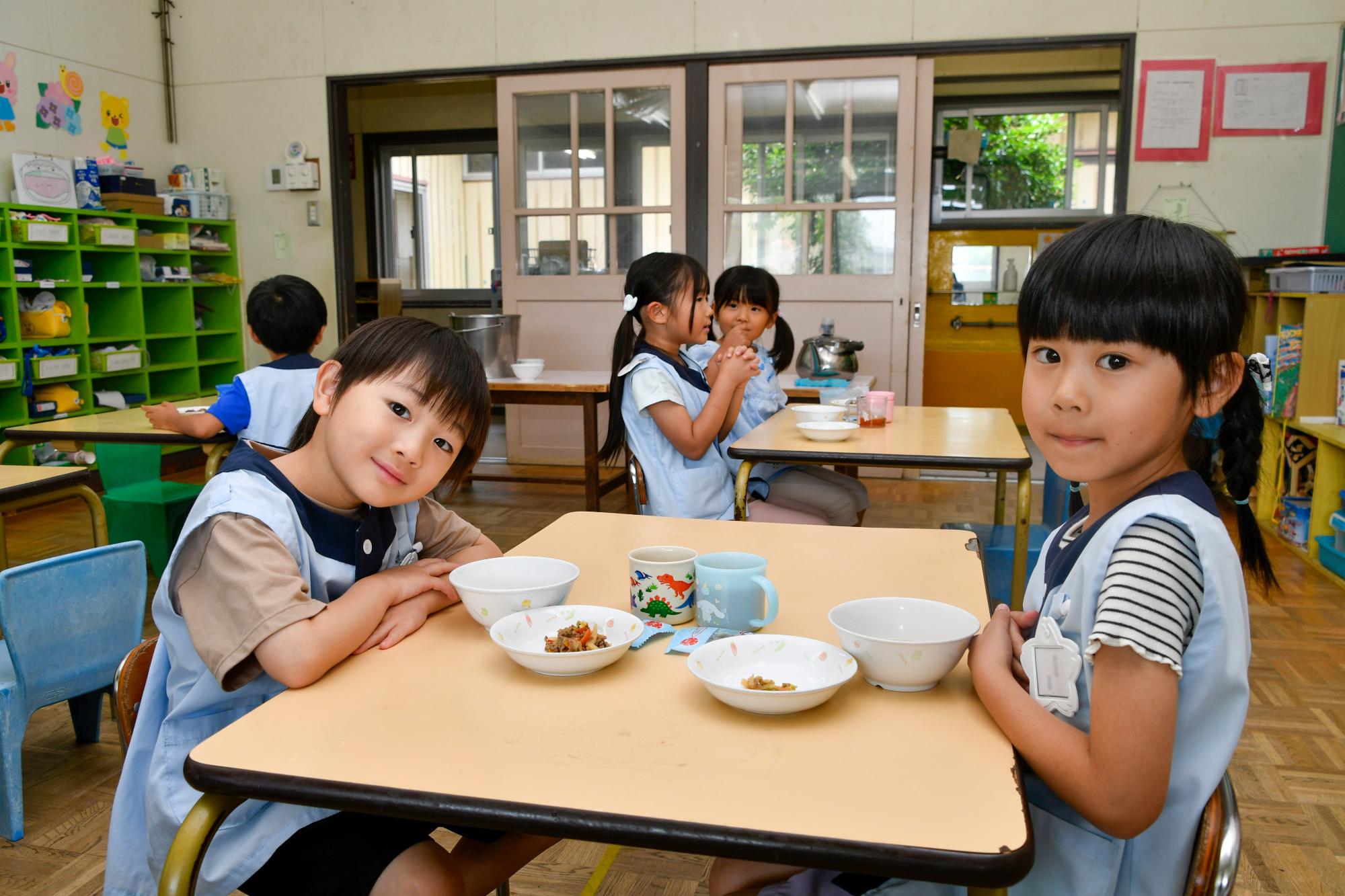 給食を食べる園児