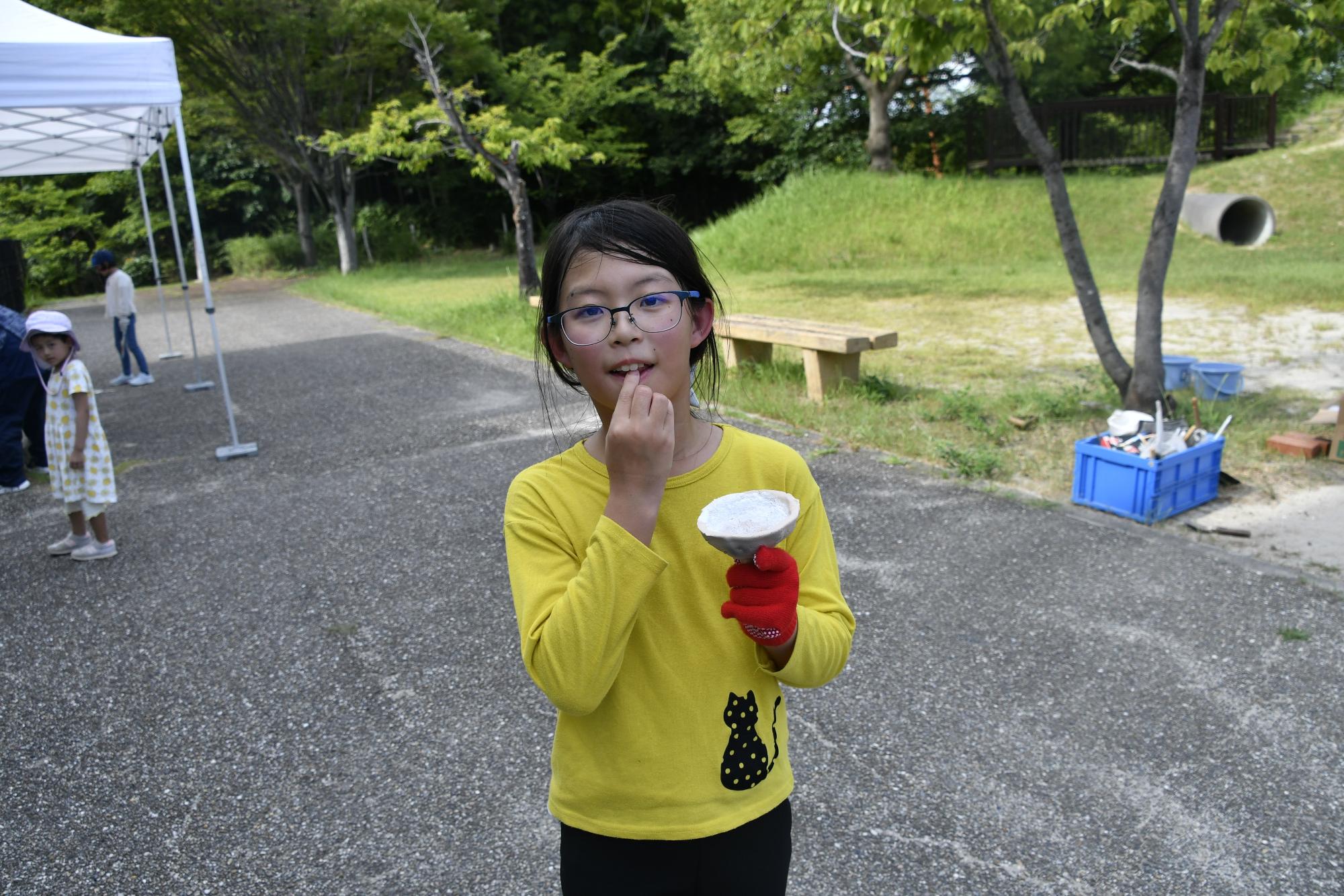 精製された塩をなめる子ども