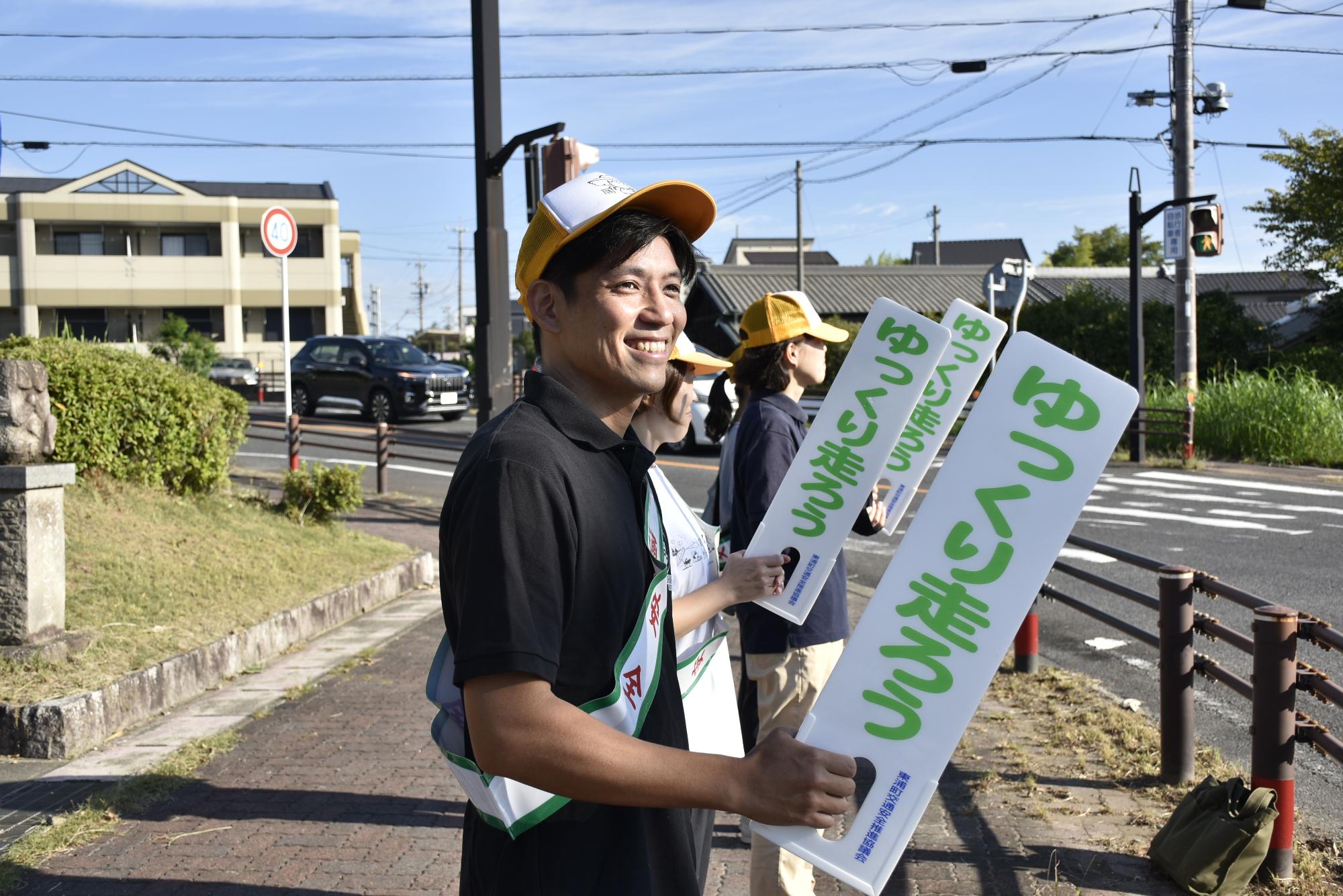 交通安全を呼びかける職員