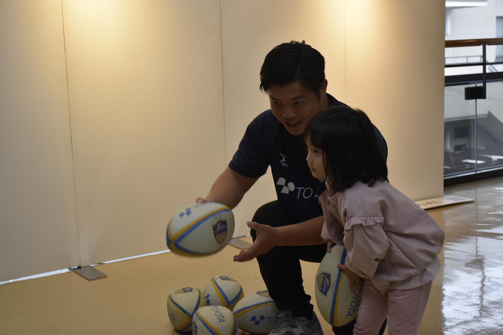 ラグビーを体験する様子