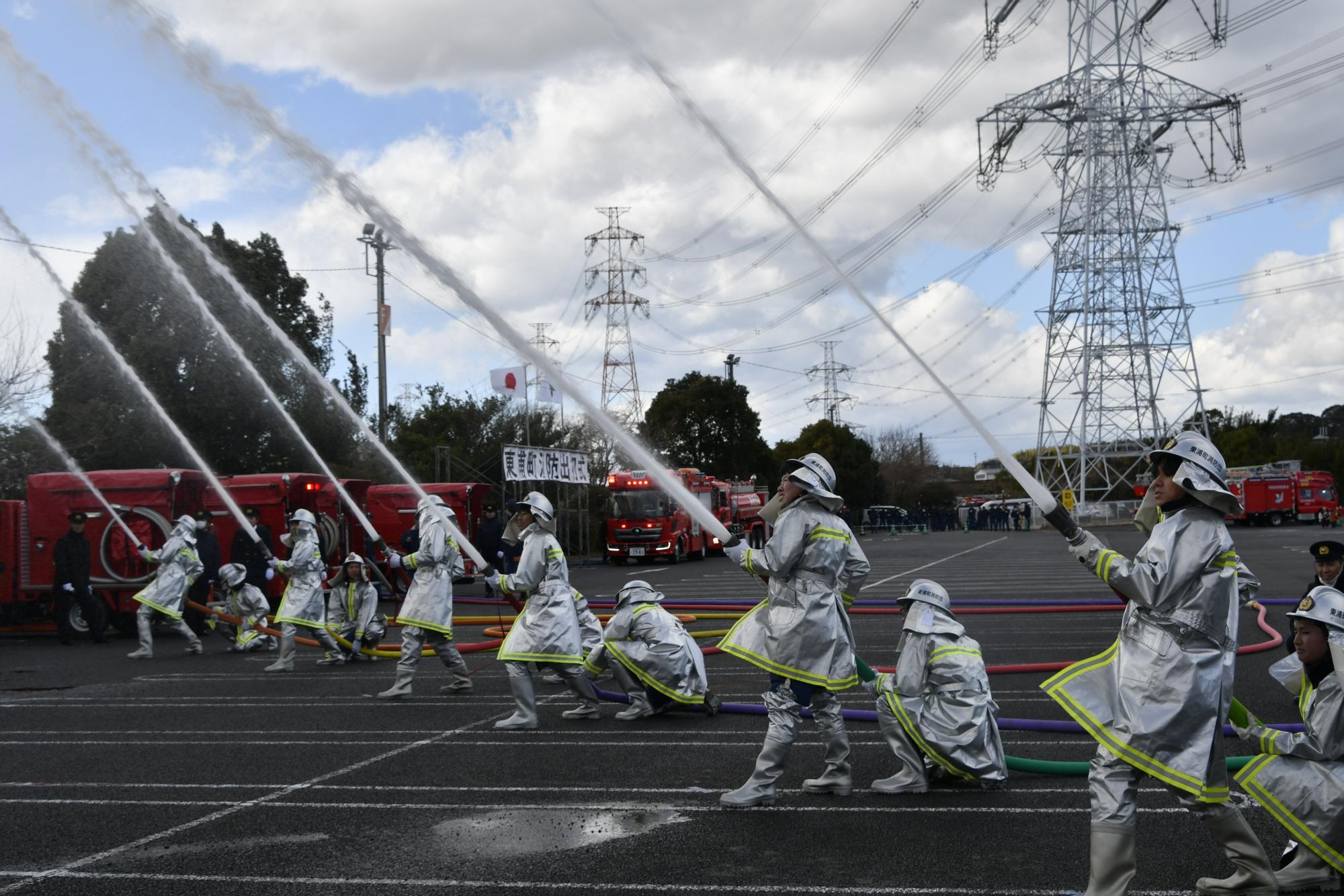 放水を行う消防団
