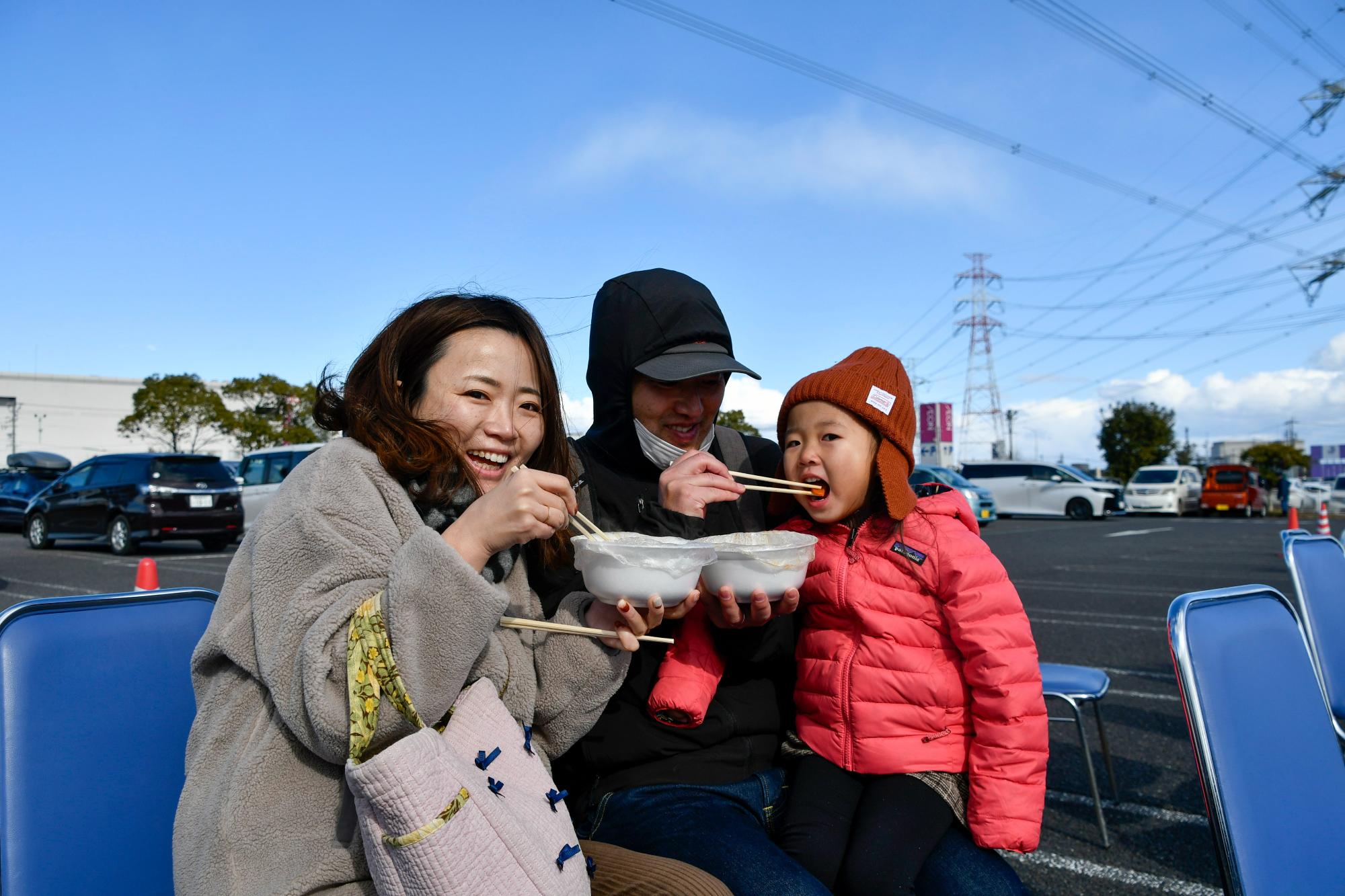 炊き出しの豚汁で温まる来場者