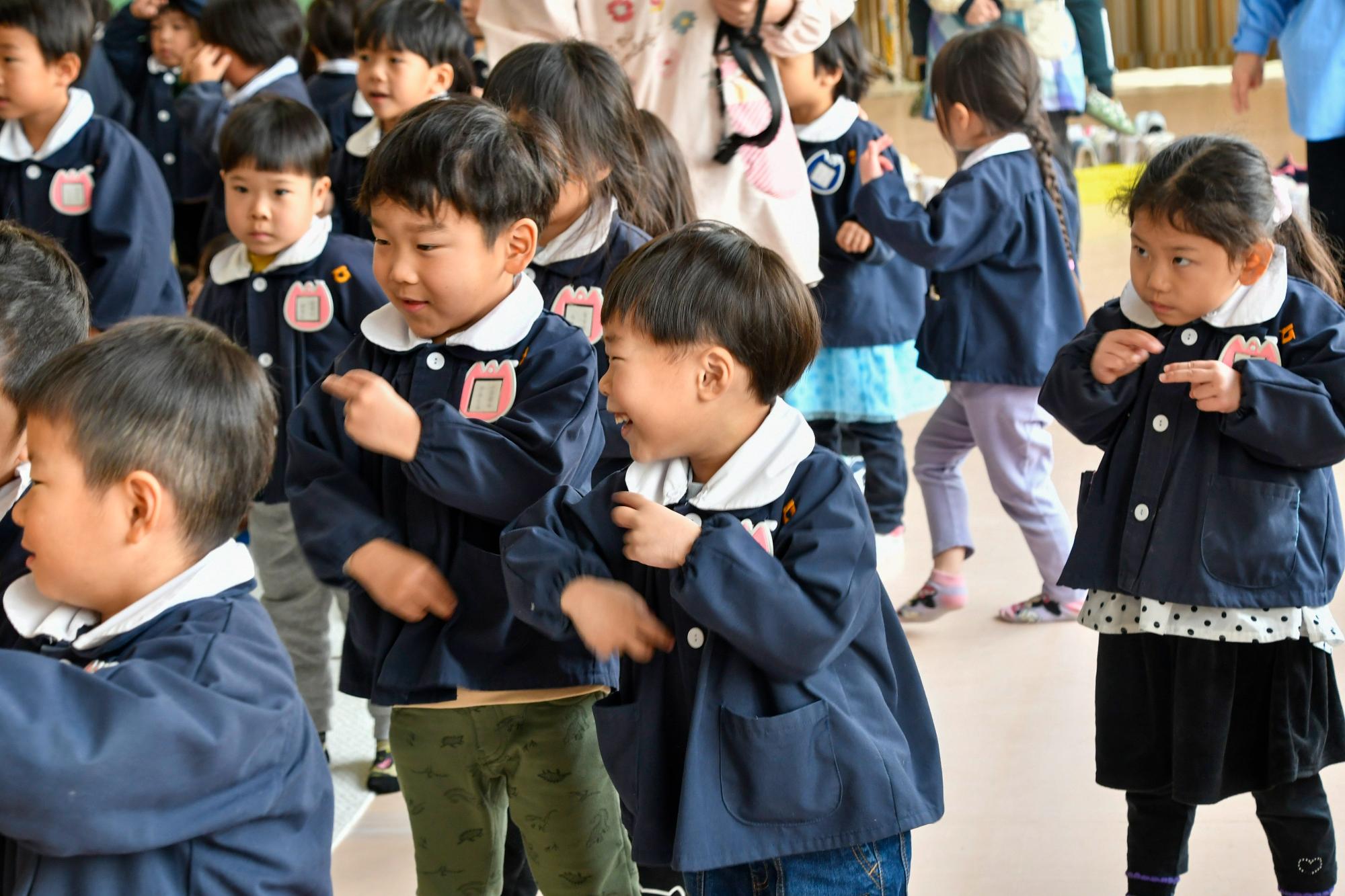 リズム体操を楽しむ園児たち