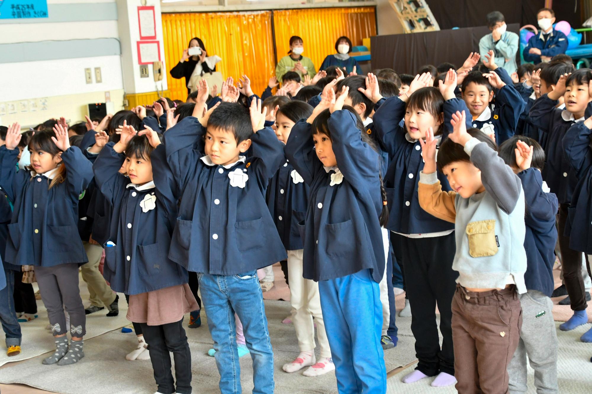 リズム体操を楽しむ園児たち