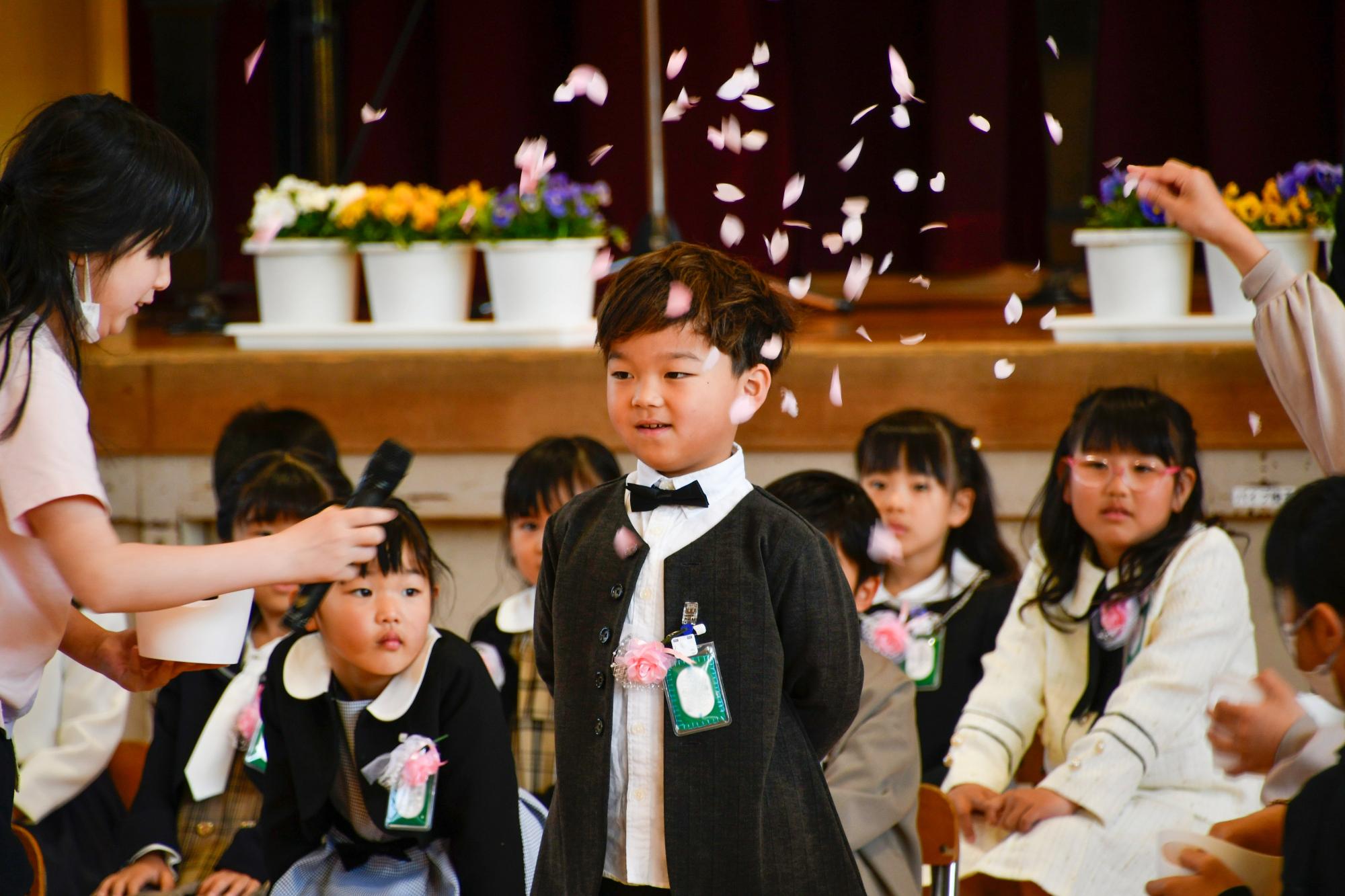 入学して頑張りたいことを発表する新1年生