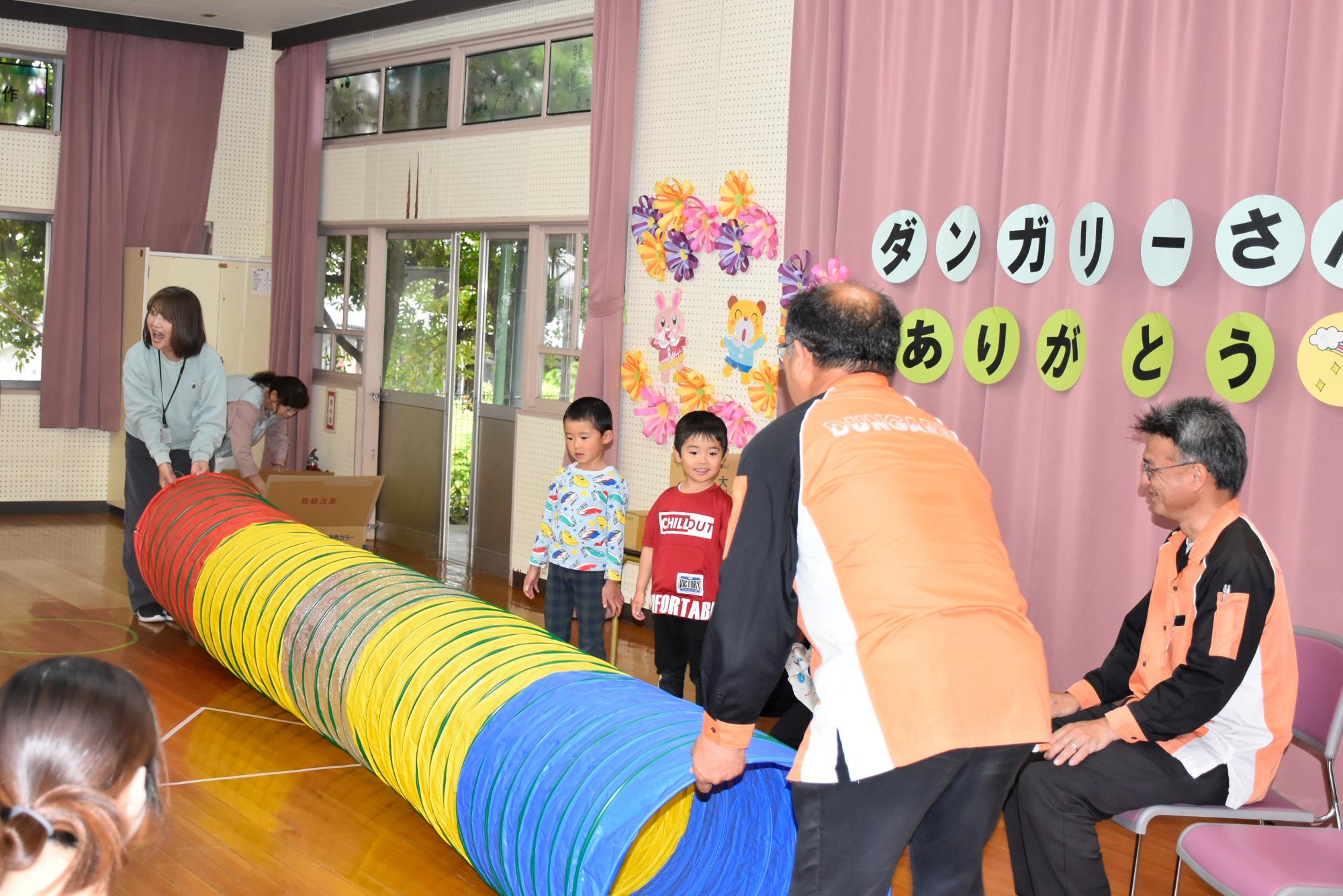 児童の前で遊具お披露目