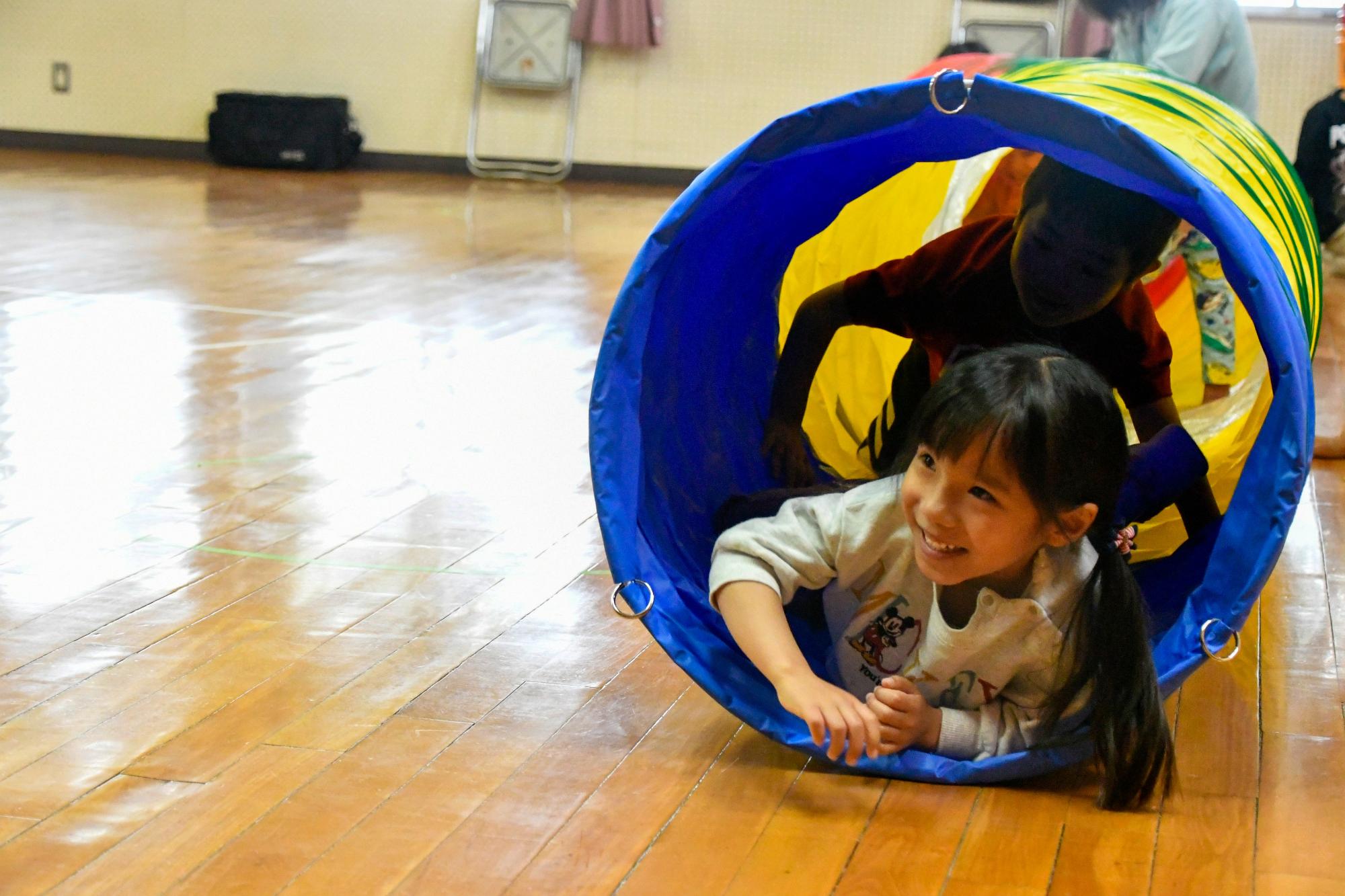 園児が遊具で遊ぶ姿