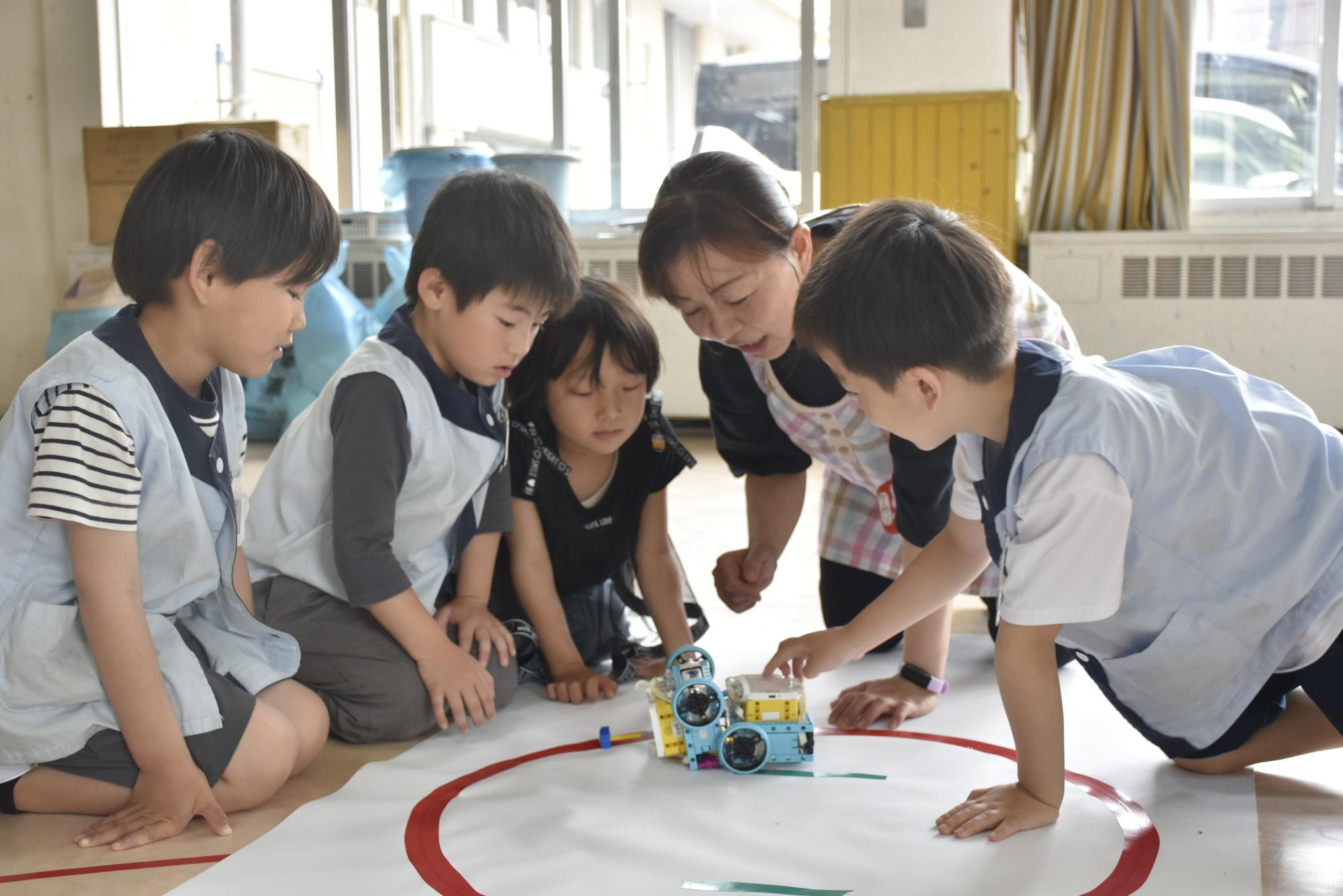園児がロボットで遊ぶ様子