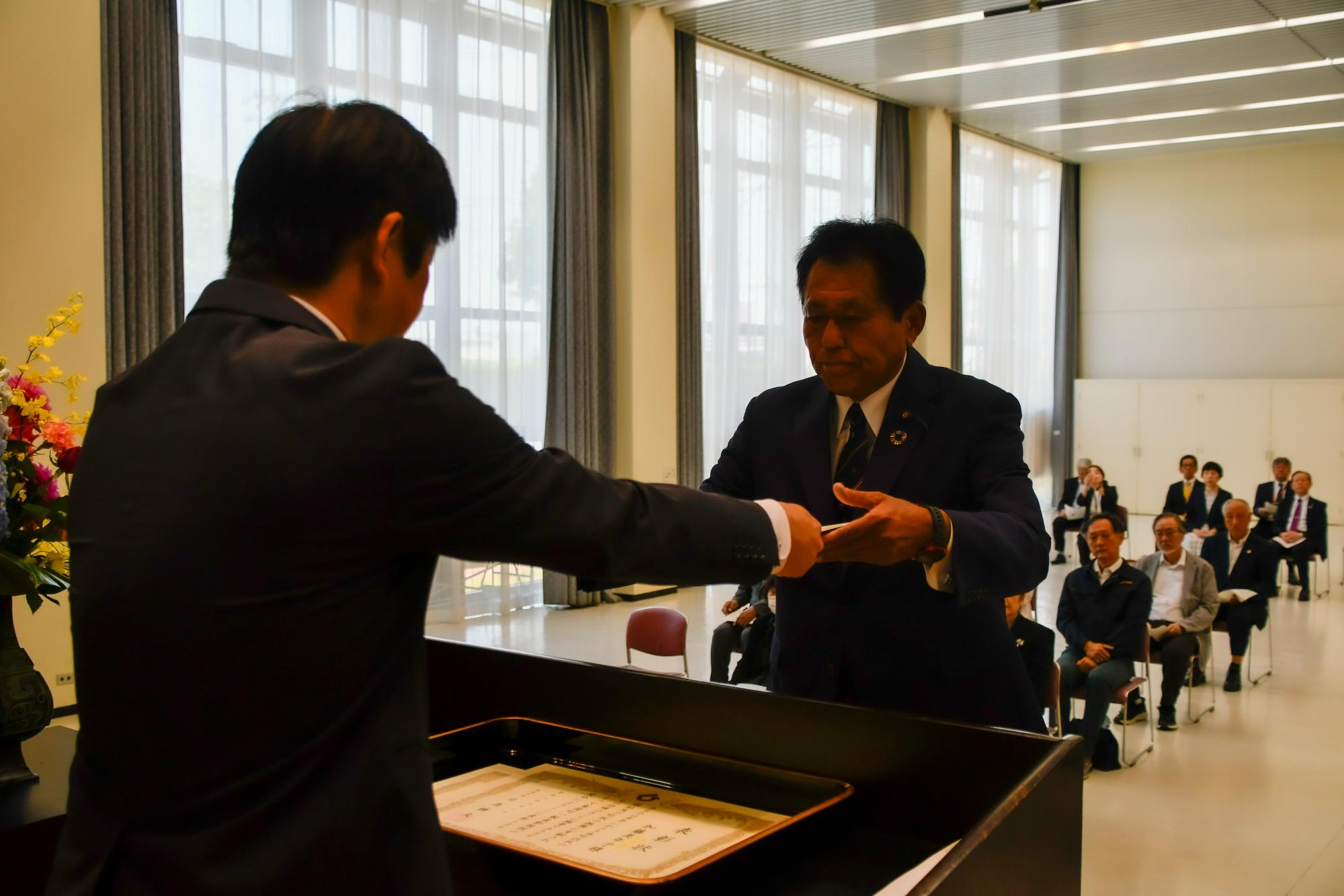 東浦町制施行記念表彰式の授与の様子