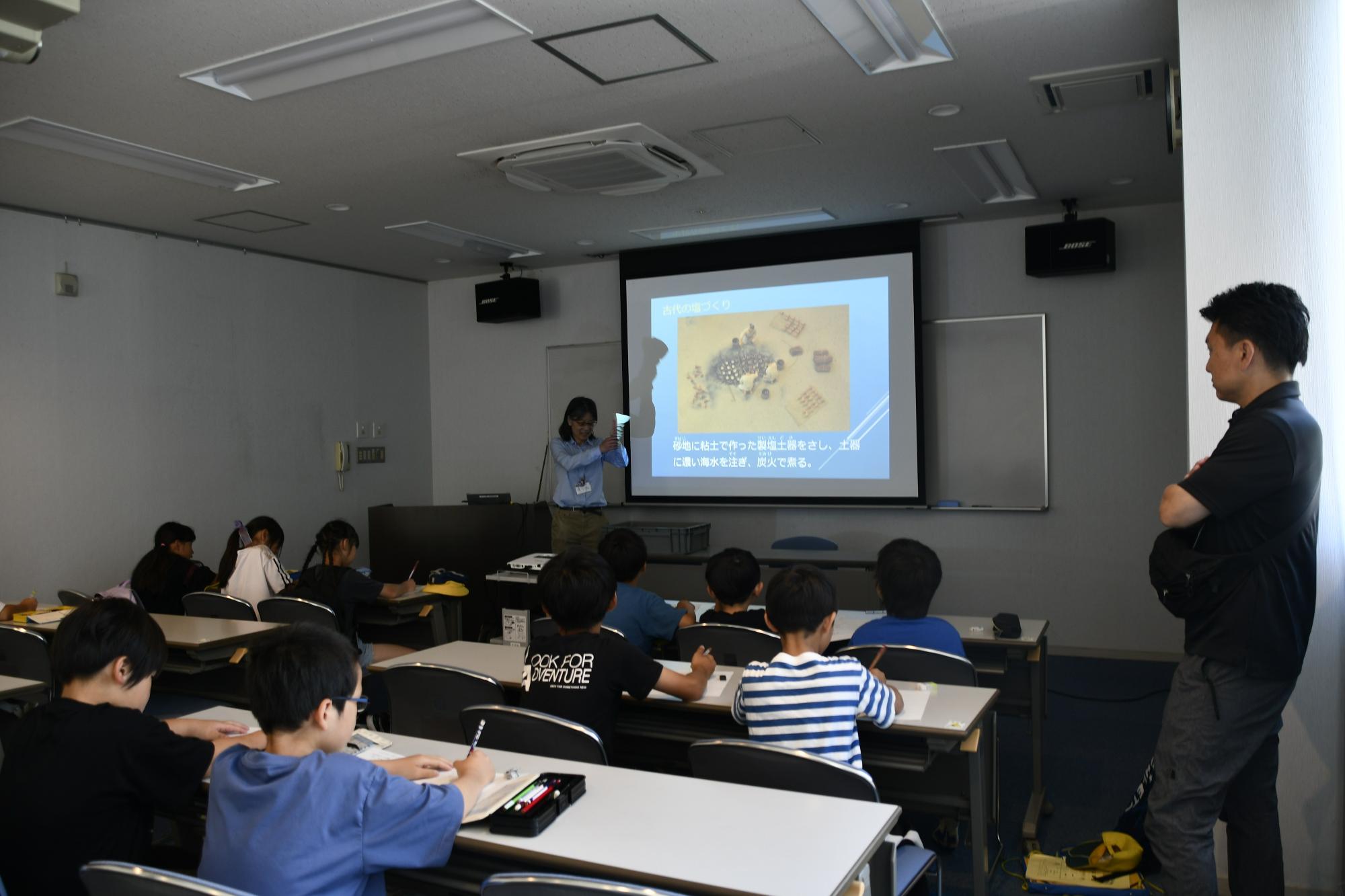 児童が説明を受ける様子