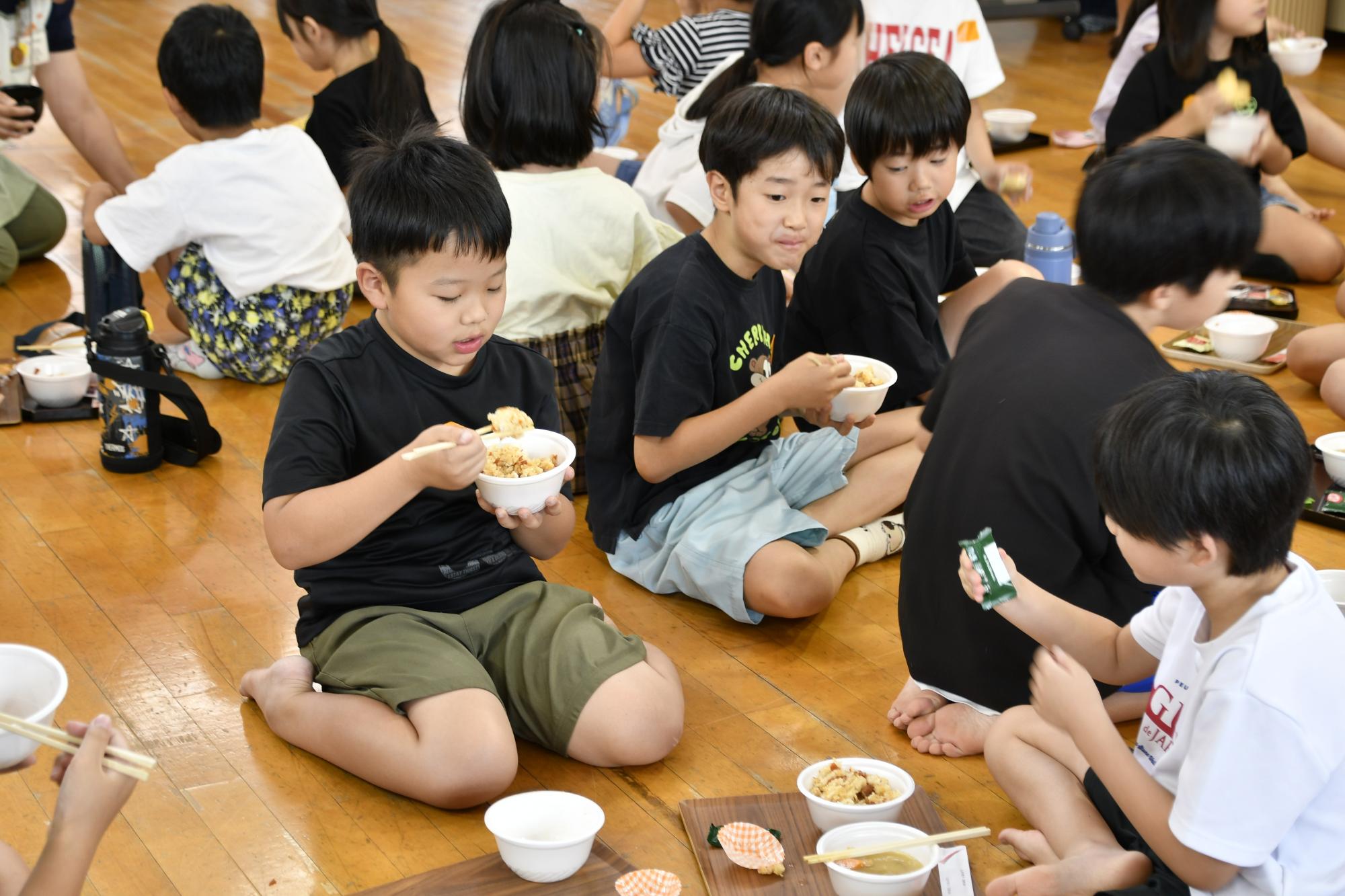 とりめしを食べる子どもたち
