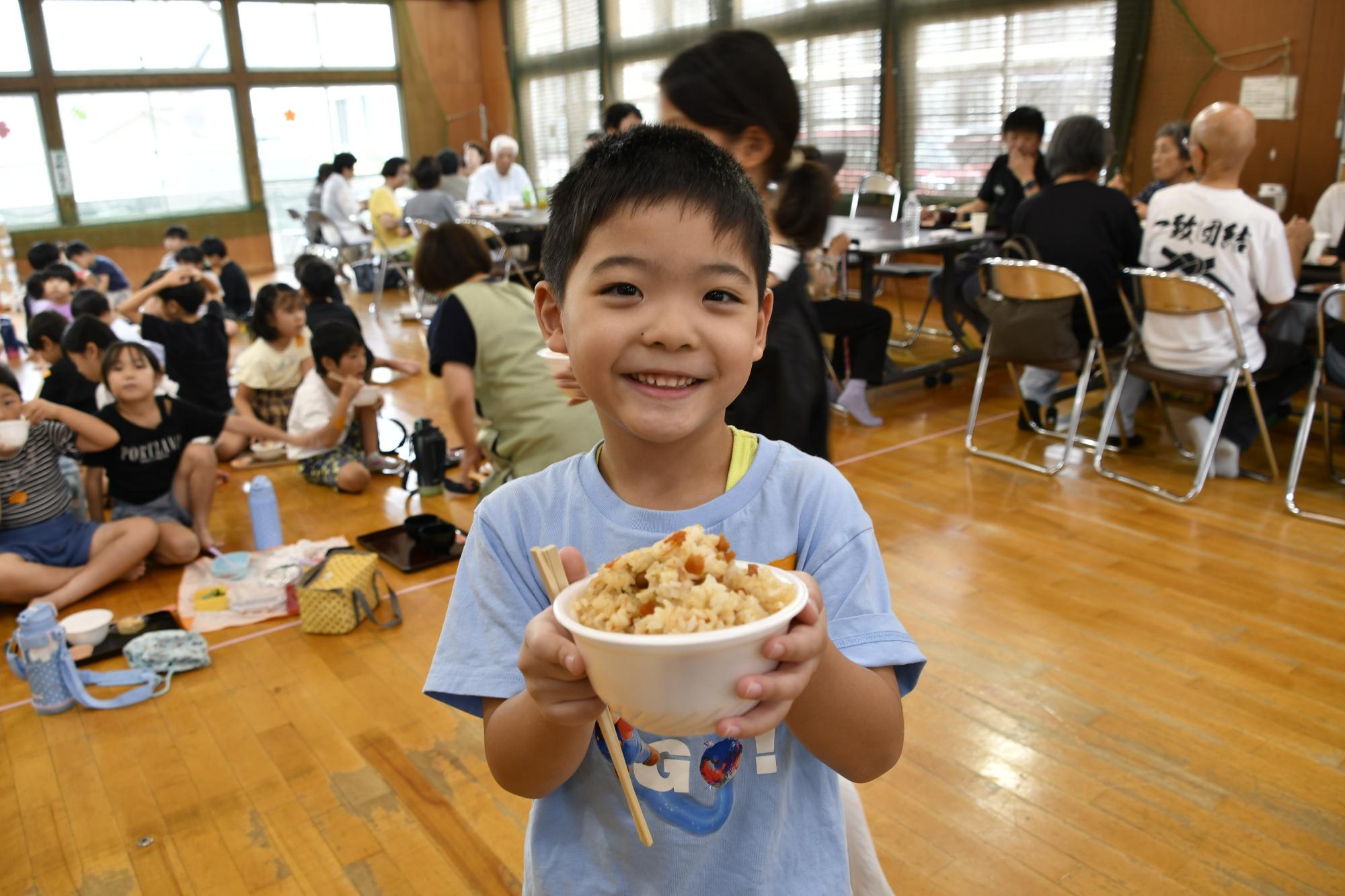 とりめしをおかわりする子ども
