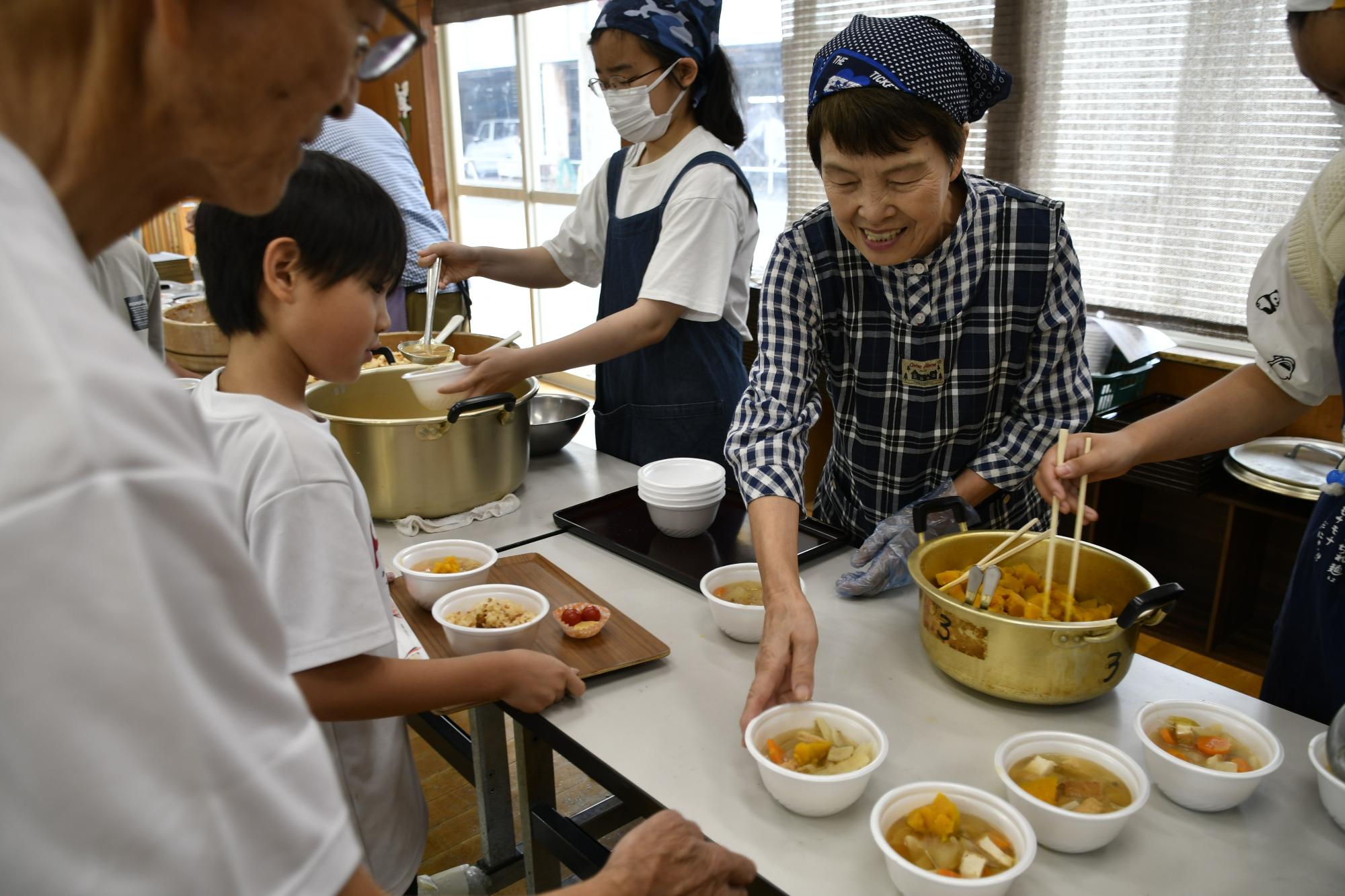 ランチを受け取る子ども