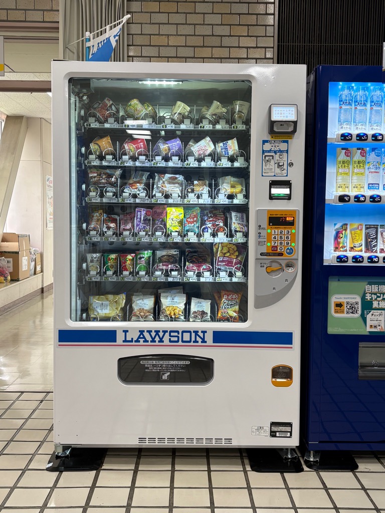 役場ロビーに証明書交付キオスク端末（マルチコピー機）とコンビニ