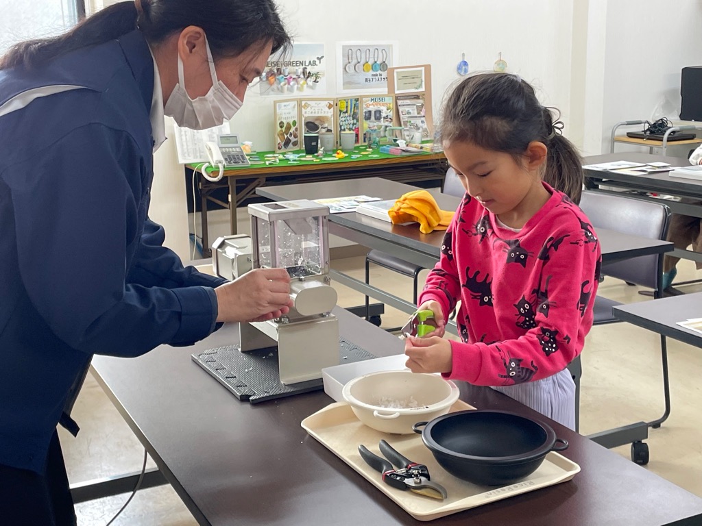 ペットボトルキャップ粉砕体験の様子