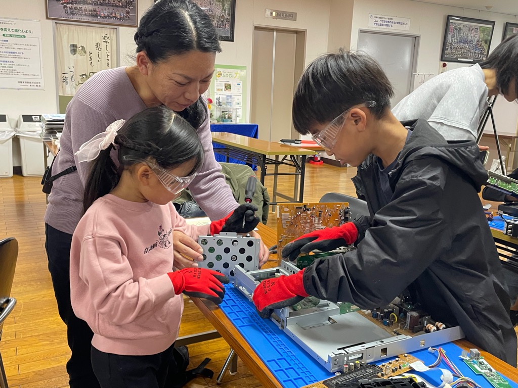 小型家電分解体験の様子
