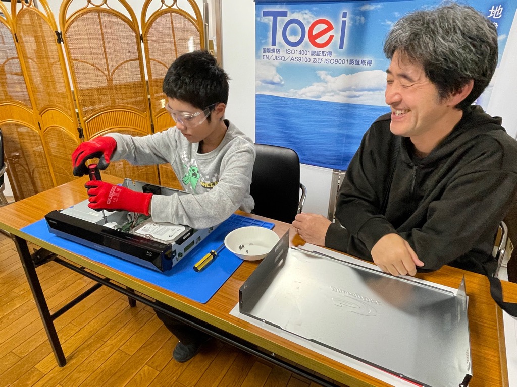 小型家電分解体験の様子