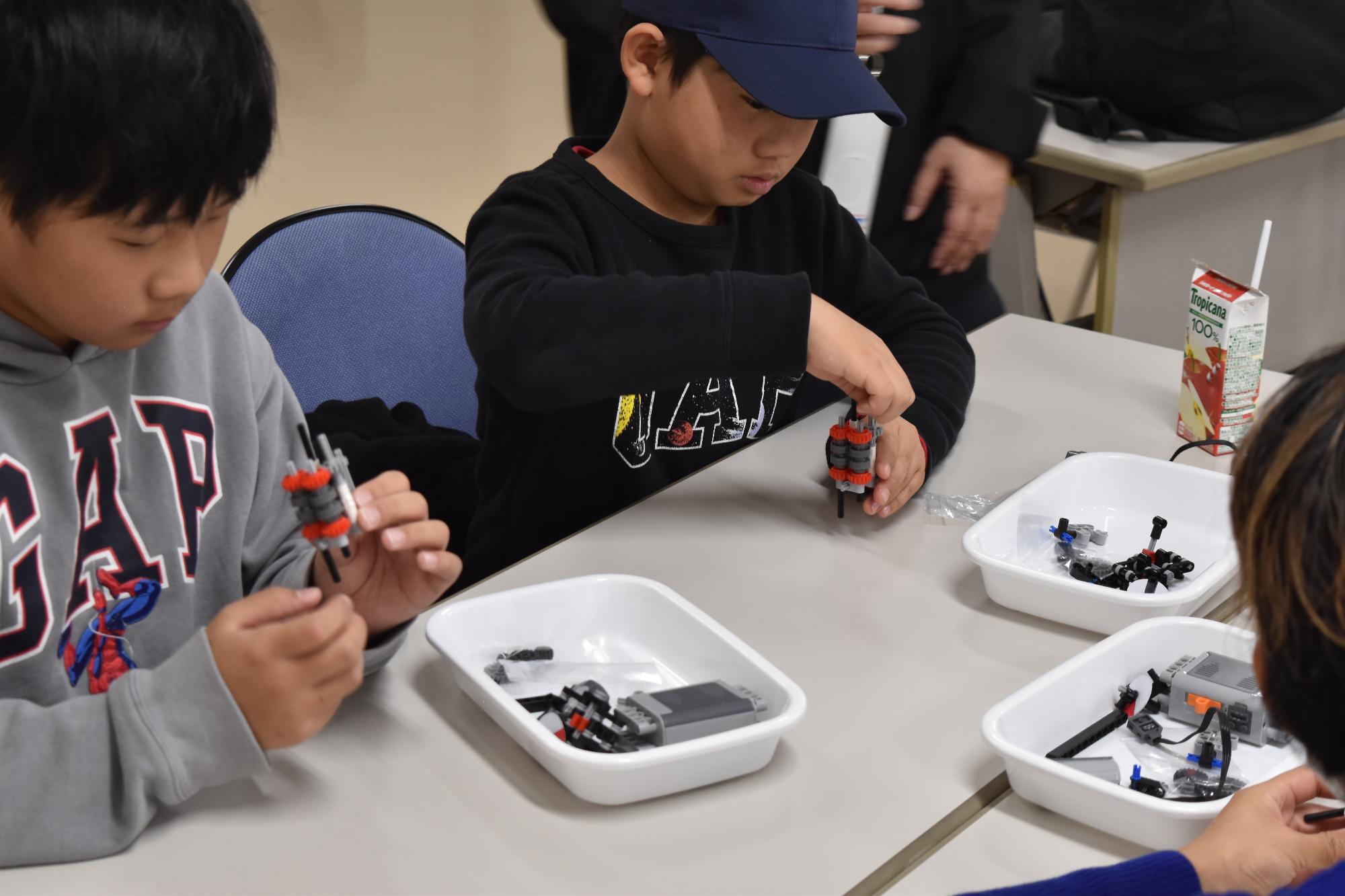 ギアの組立体験の様子