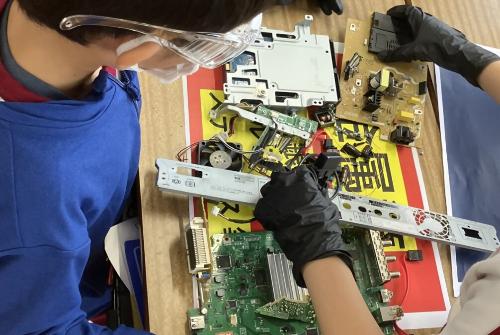 トーエイ株式会社小型家電解体体験に参加する子供の写真